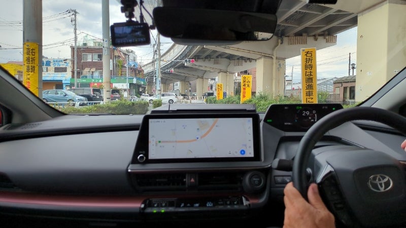 瑞江駅西通り高速下交差点を直進する取材車