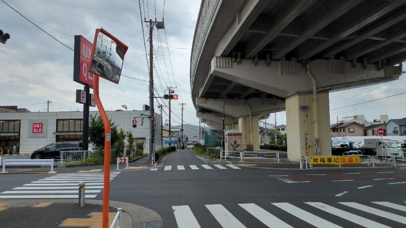 対向車線側に設置されているカーブミラー