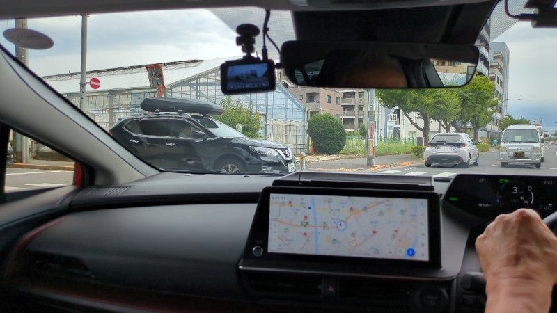 交差点を右折する自車からの視点