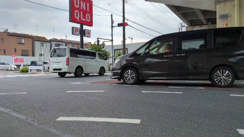 交差点を通過する直進車と右折待ちの車