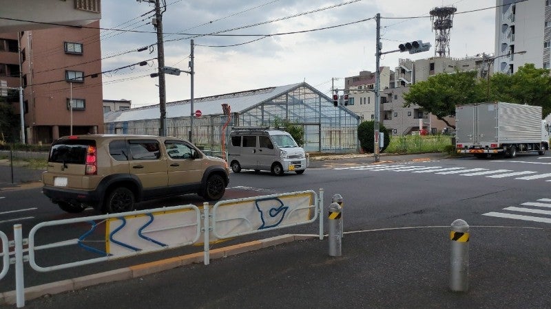 交差点で右折待ちの車