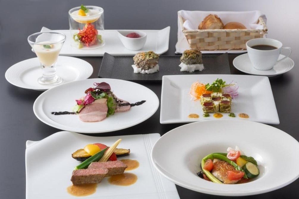 まるごとRVステイで提供されるホテルのコース料理のイメージ