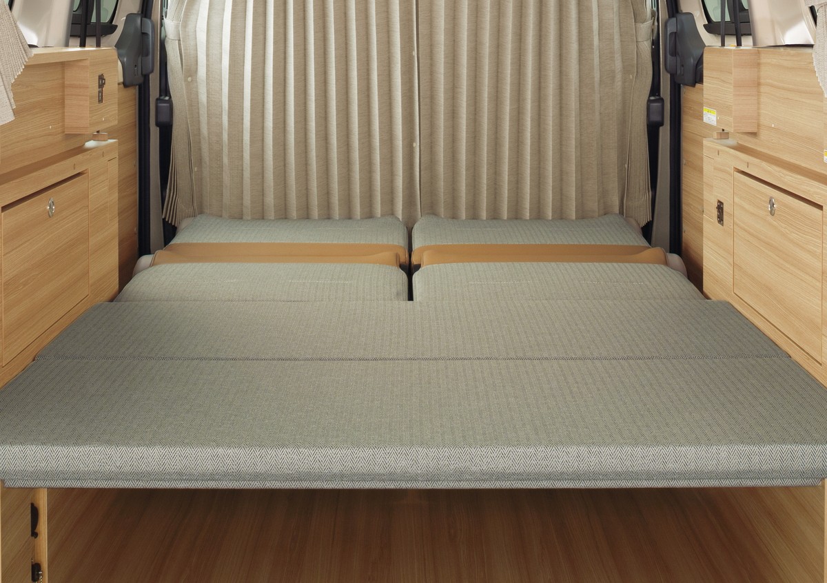 2枚のベッドマットとシートで隙間なくフラットに展開されたNV200バネット MYROOMのベッド空間