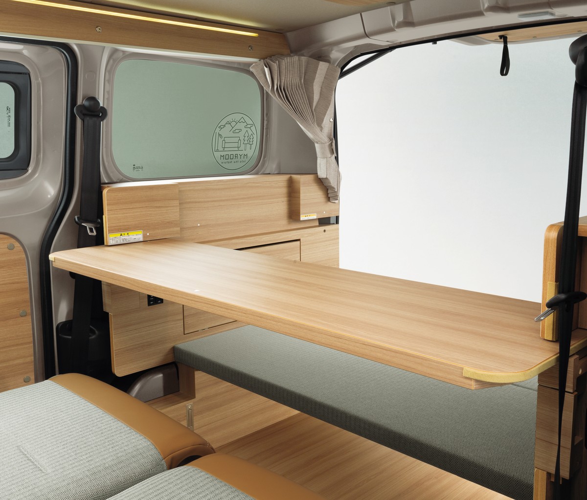 スライドテーブルと対面シートでくつろげるNV200バネット MYROOMのリビングモード