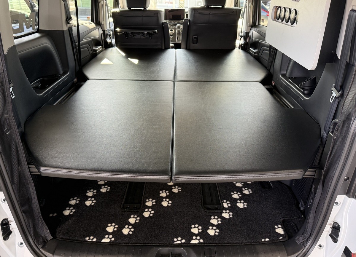 車内に展開されたオプションのフロアベッドキット「D:BED」