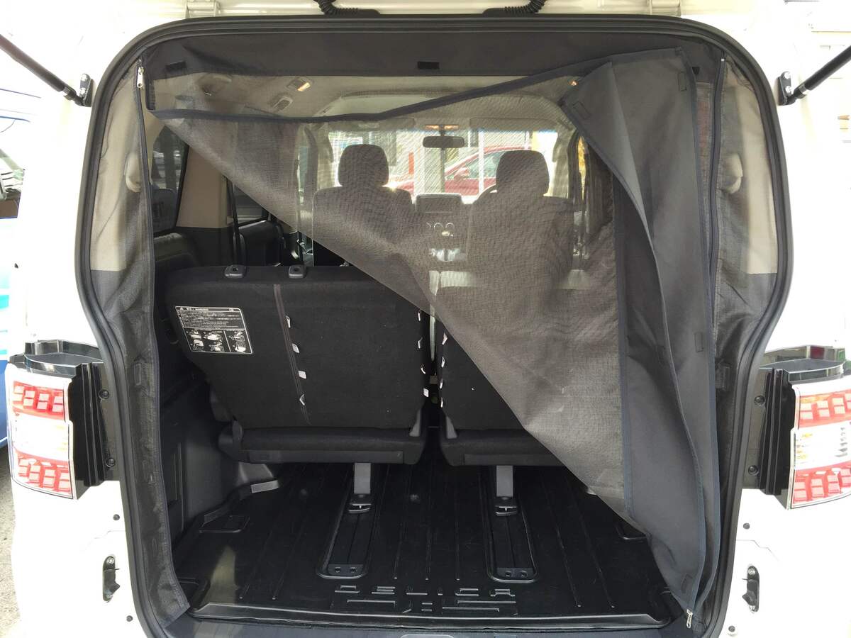 バックドア開口部に装着された車種専用設計の防虫ネット（モスキートネット）