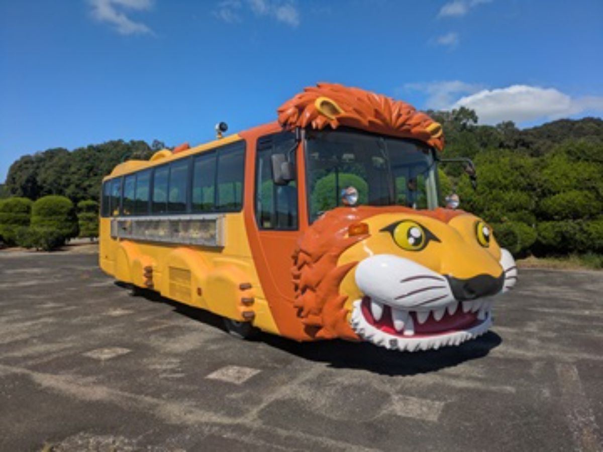 秋吉台自然動物公園サファリランドで使われている車両