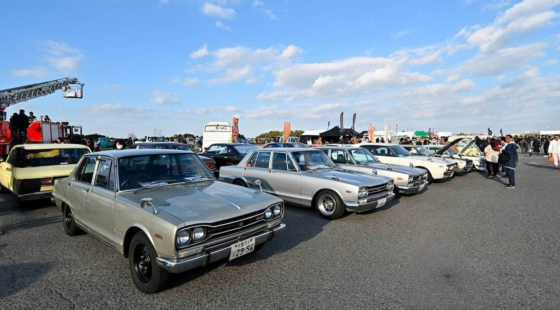 昭和レトロカーミートの会場に並ぶ旧車
