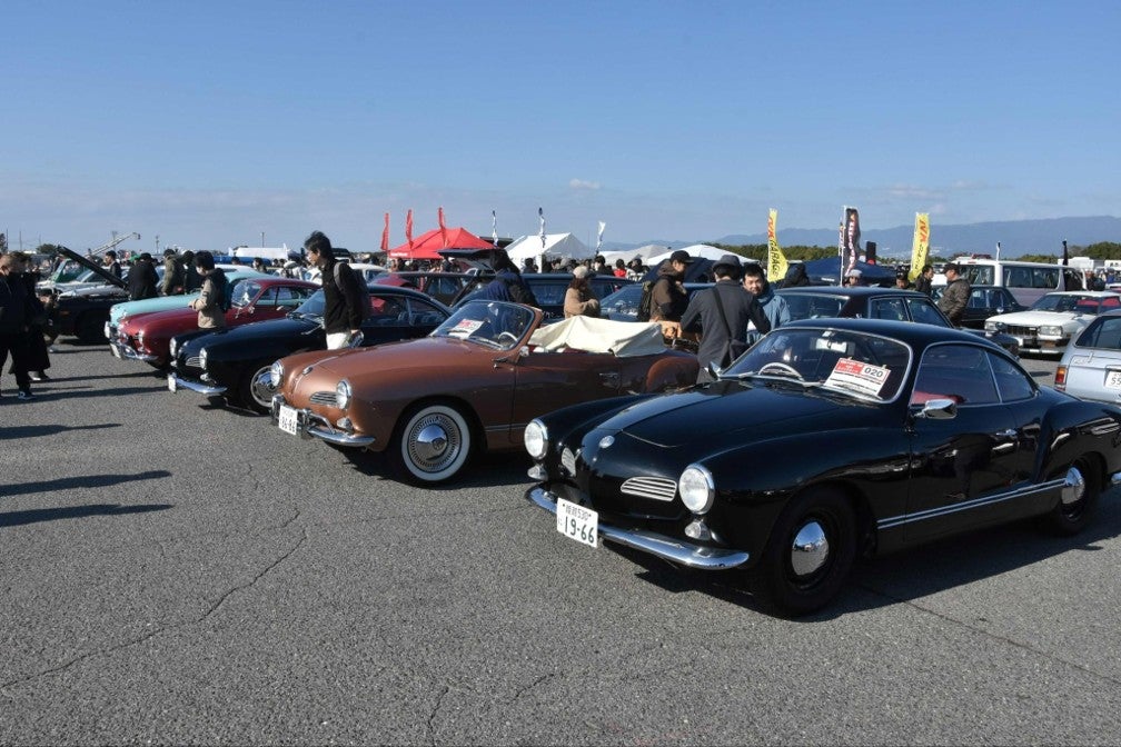 昭和のクラシックカーやネオクラシックカーが並ぶ展示エリア