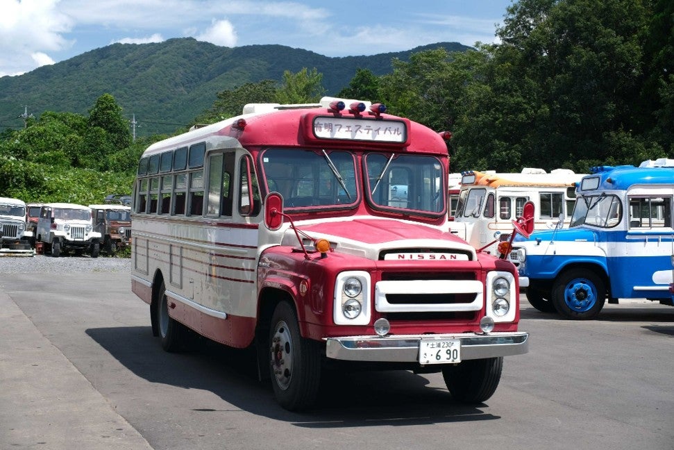 1964年式の日産U690型ボンネットバスの外観