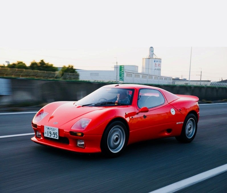 世界に1台のプロトタイプカー、トムス エンジェルT01の低い車高とカーボン骨格が見える外観