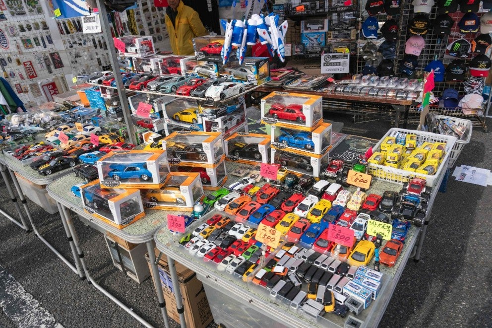 自動車部品やミニカー、レトロ雑貨が並ぶスワップミートの出店ブース