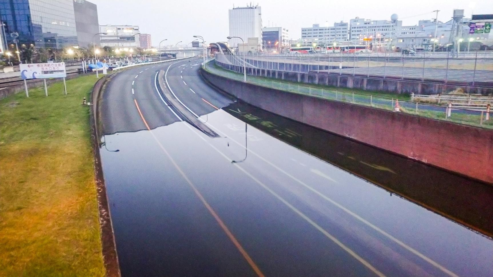 大雨で冠水し、路面が広範囲にわたって水に覆われたアンダーパス