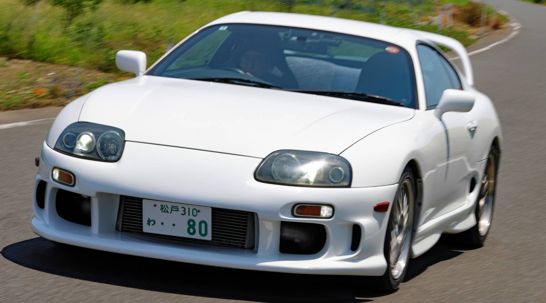走行する白いA80型スープラ