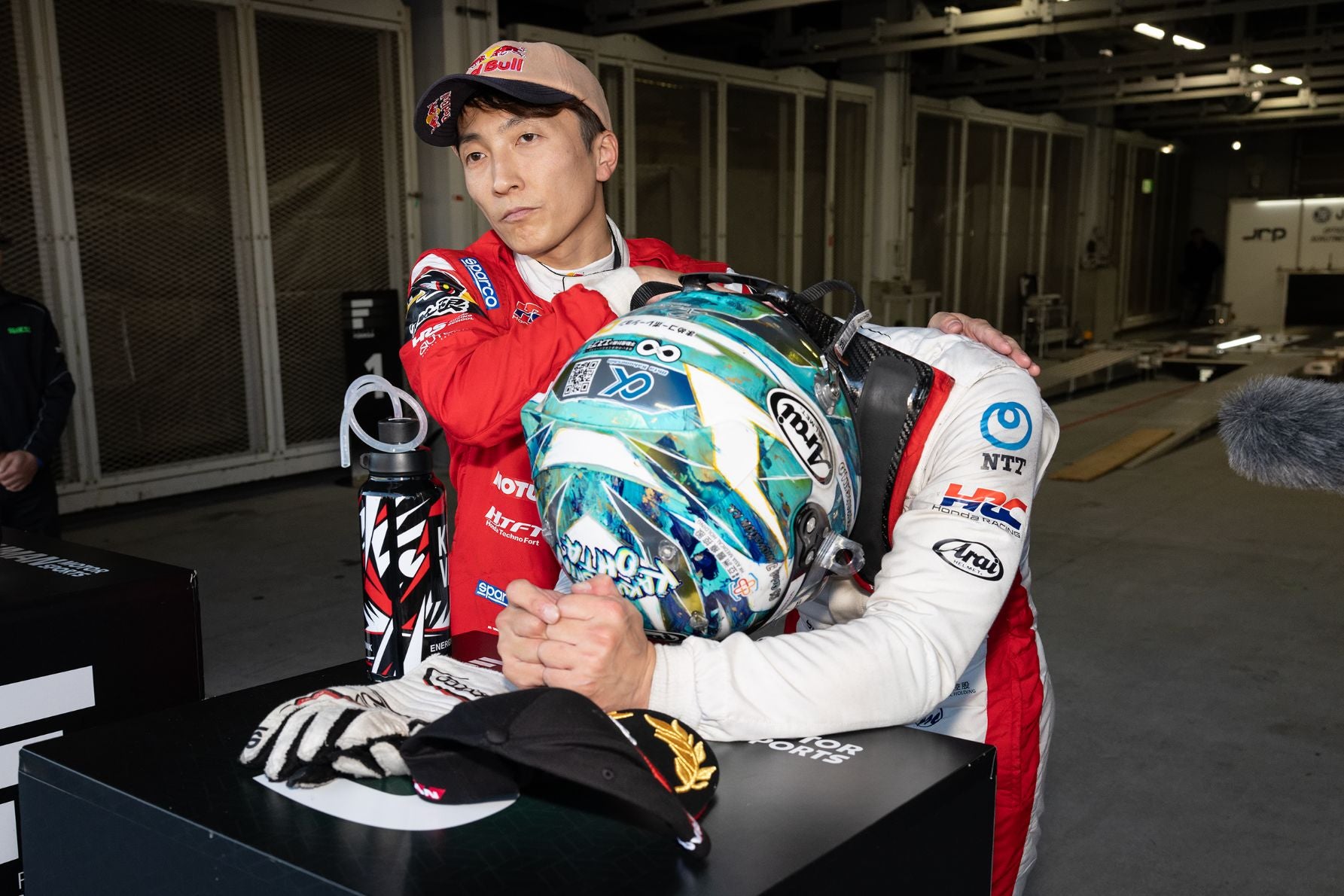 うつむく太田格之進選手の写真