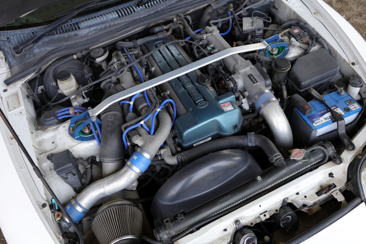 タワーバーと社外エアクリーナーが装着された2JZ-GTE型直列6気筒ツインターボエンジン