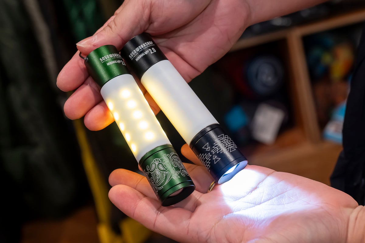 2種類の小型LEDランタンの点灯状態比較  