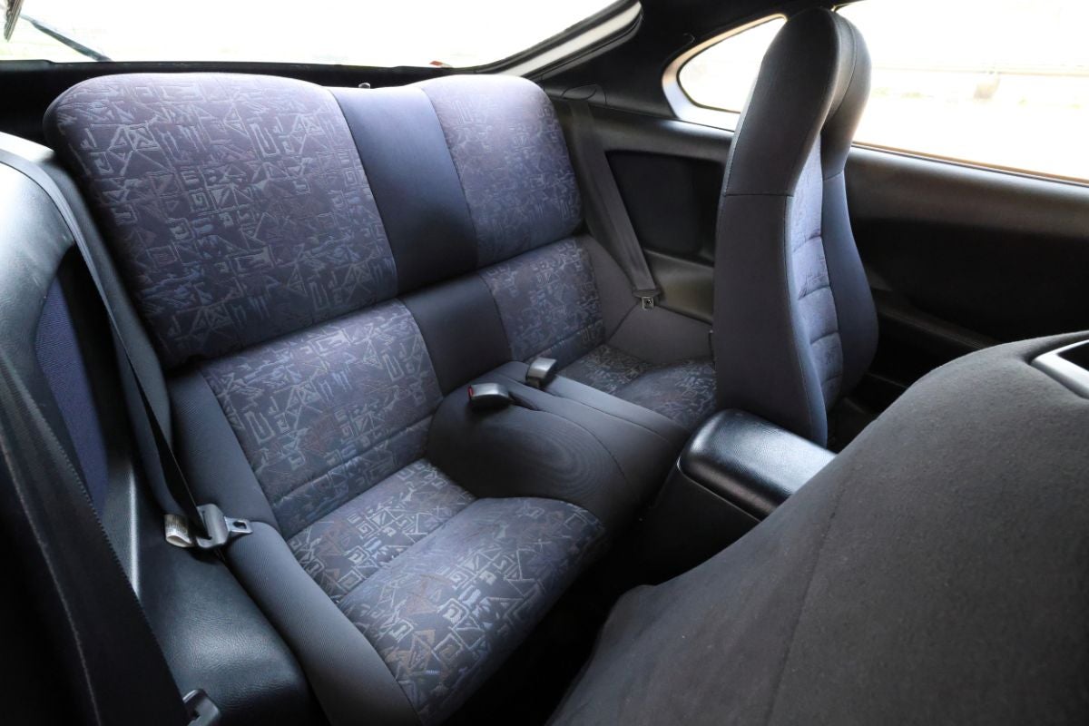 幾何学模様のシートを備えたA80スープラのリアシート