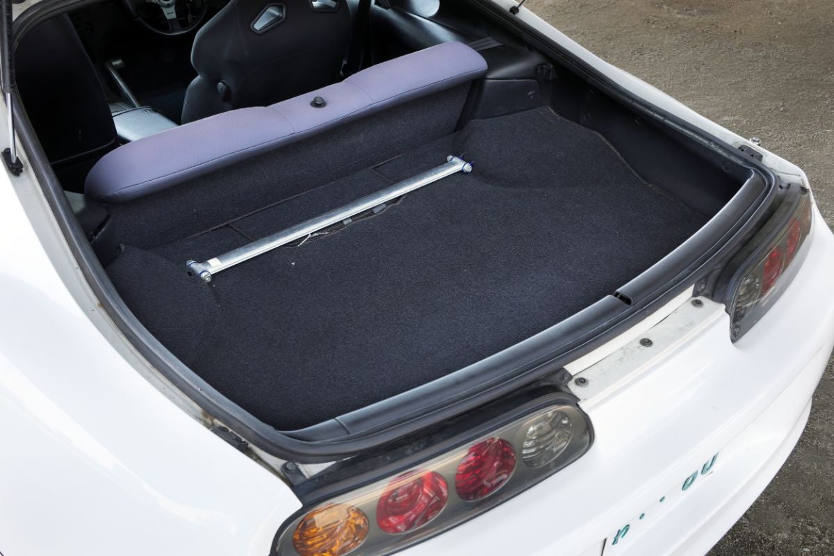 A80スープラの荷室とアルミ製リアタワーバー