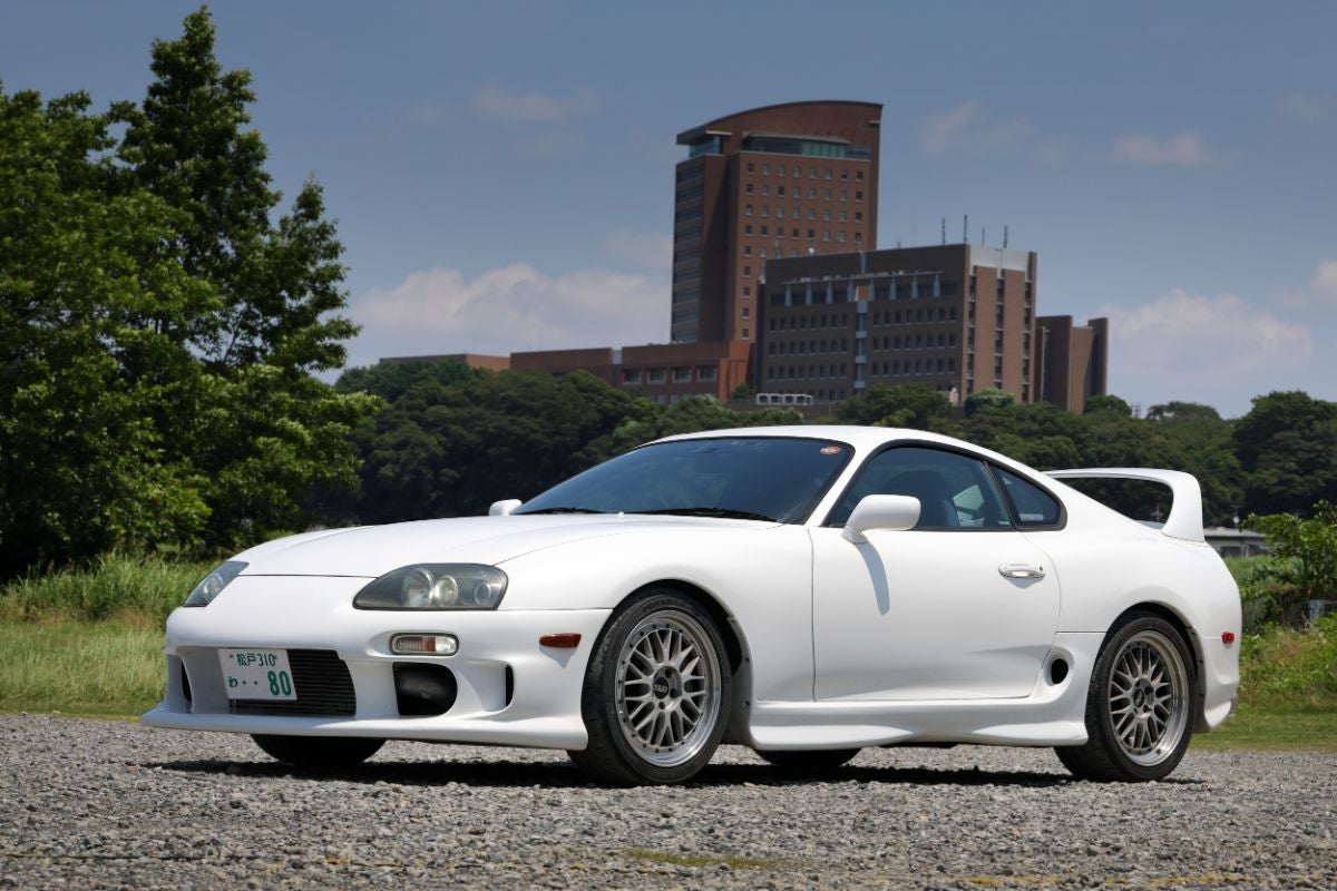 停車中の白いA80スープラ（左フロント）