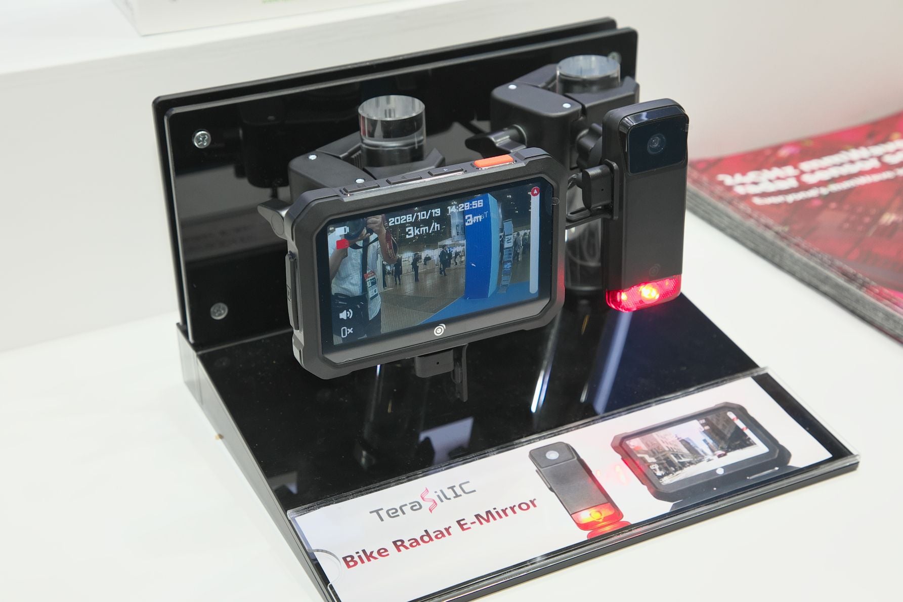 台湾のTerasilicが展示していた自転車用電子ミラー