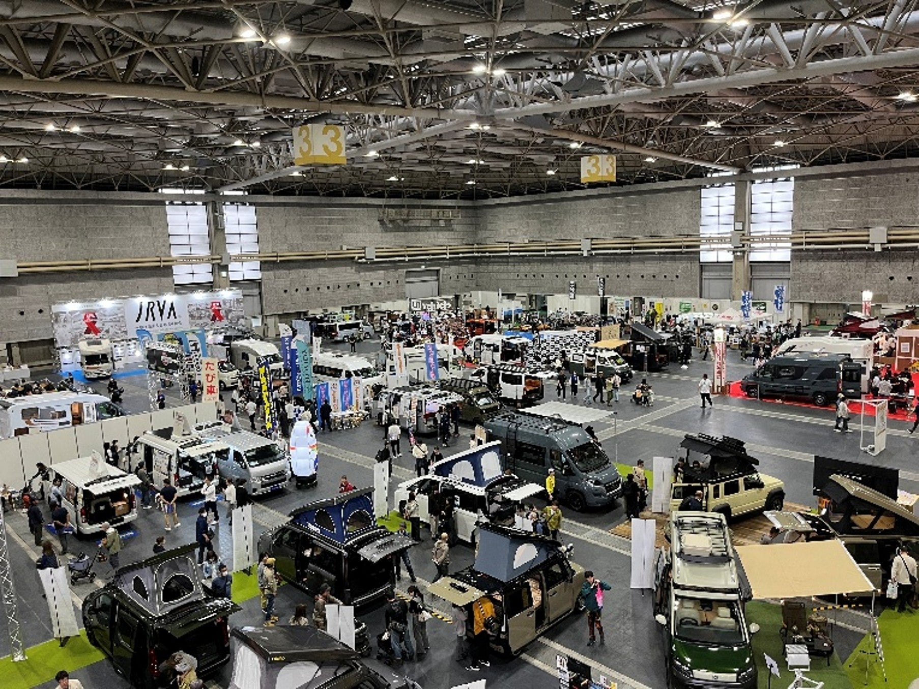 昨年の大阪キャンピングカーフェアで、多数のキャンピングカーが並ぶインテックス大阪の展示会場