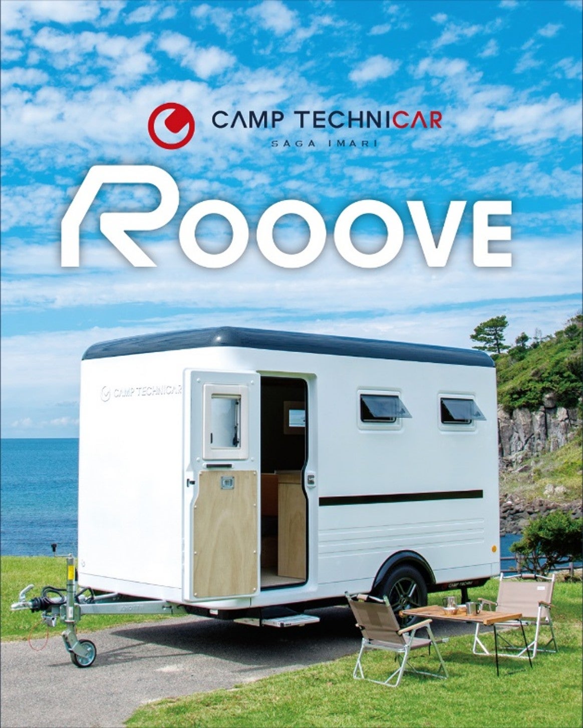 海辺の芝生に設置された白い小型キャンピングトレーラー「ROOOVE」