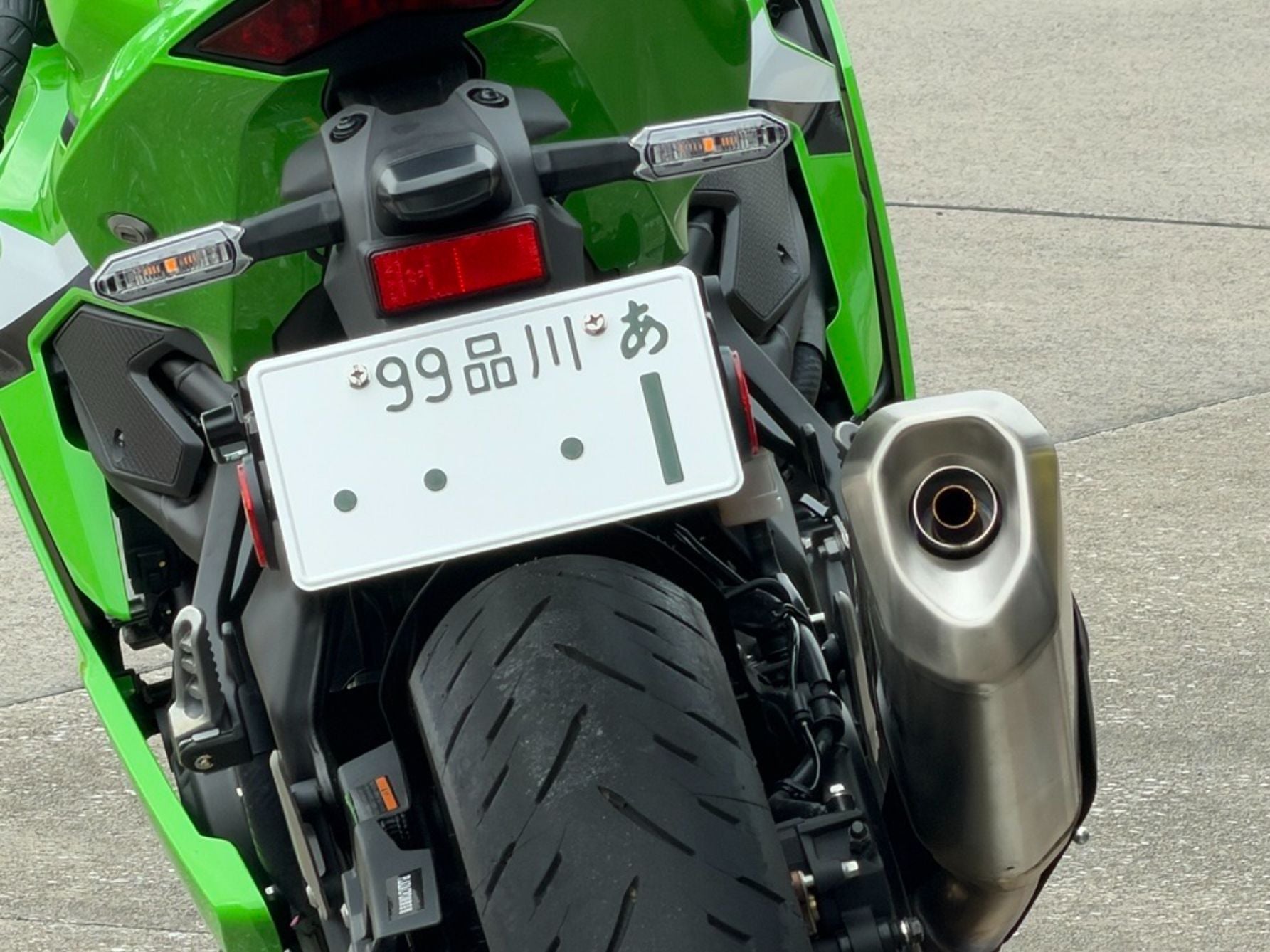 「1」のナンバープレートが取り付けられたカワサキNinja ZX-25RR