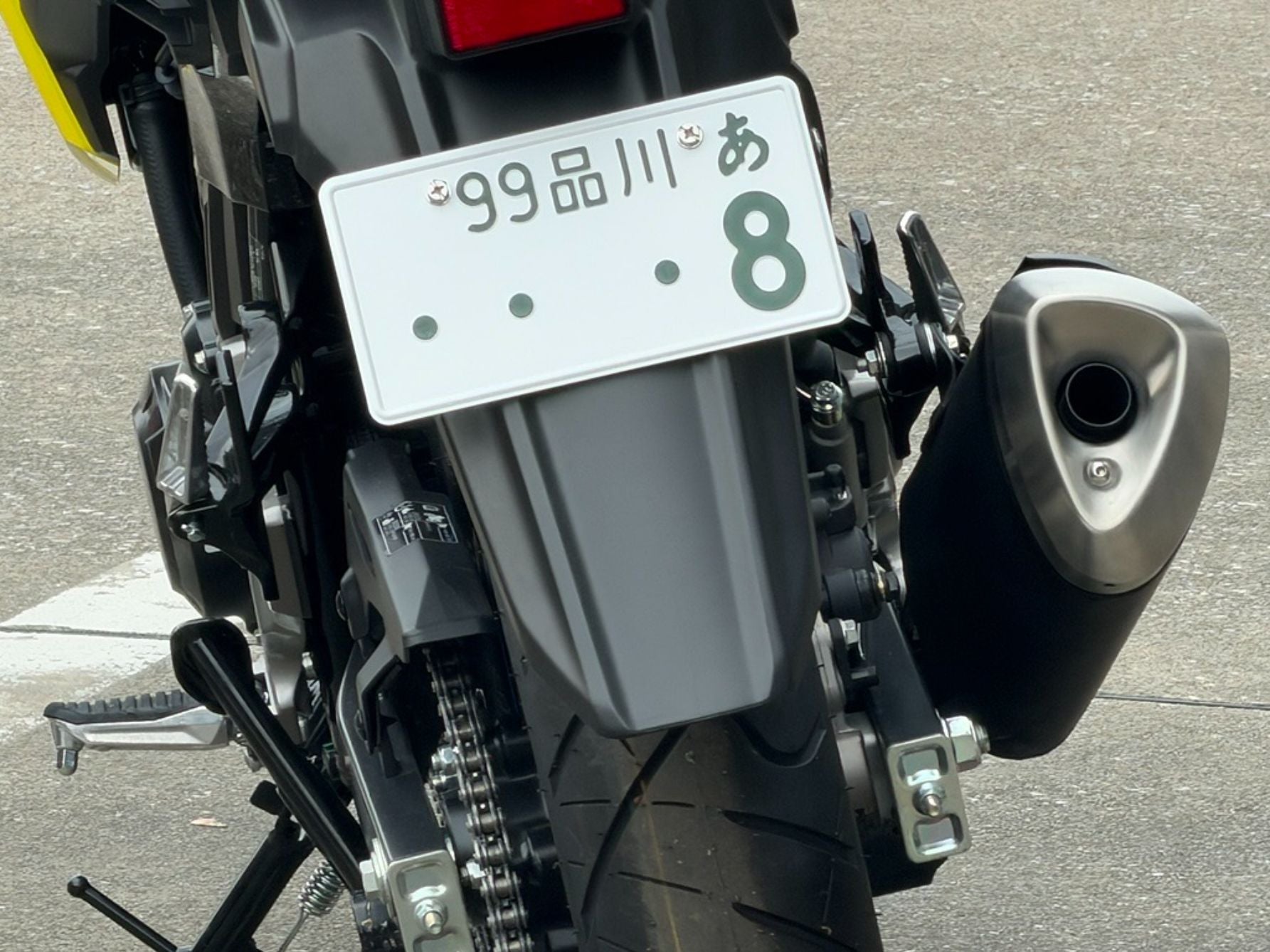 「8」のナンバープレートが取り付けられたスズキV-Strom 250