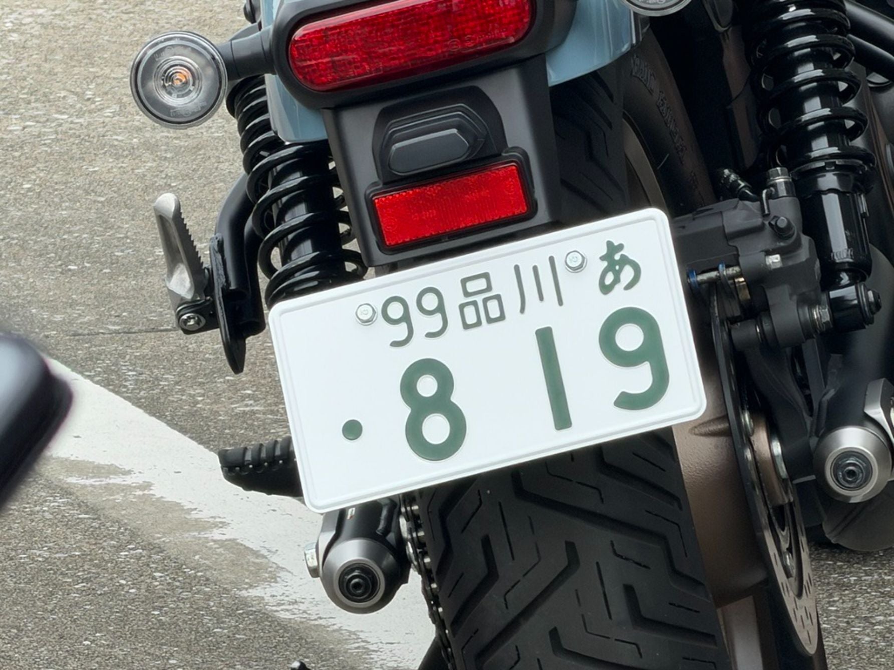 「819」のナンバープレートが取り付けられたホンダRebel 250 S Edition E-Clutch
