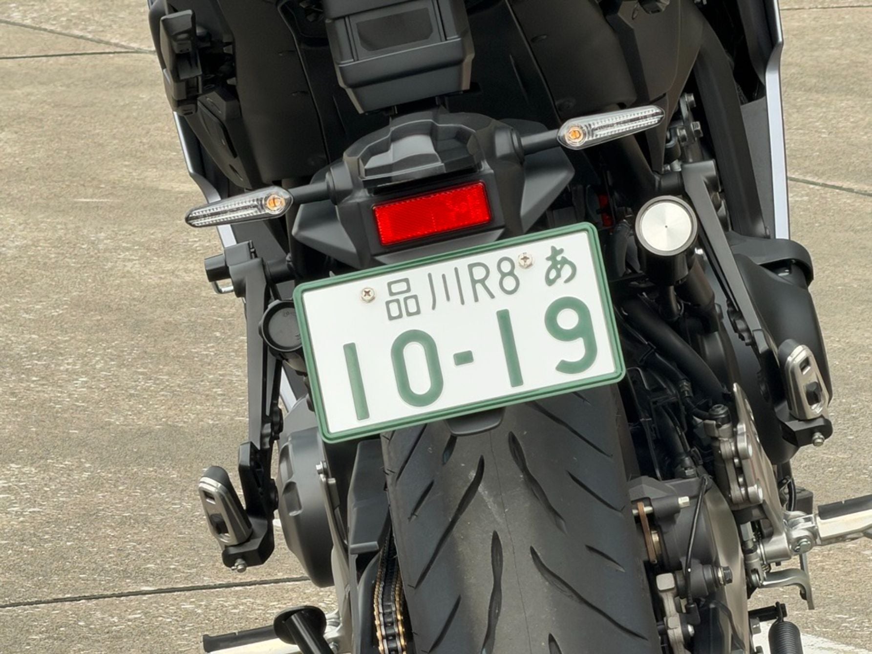 バイクの希望ナンバー制度開始日である「10-19」のナンバープレートが取り付けられたヤマハTRACER9 GT+ Y-AMT
