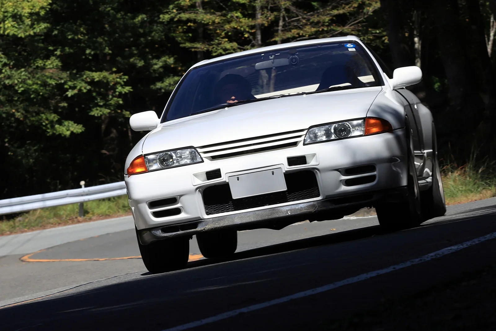 ワインディングを走る日産スカイラインGT-R