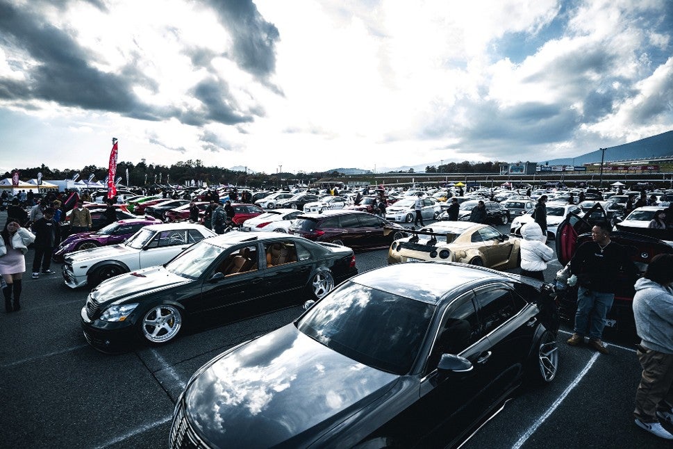  過去のSTANCENATION JAPANで、車高を下げたカスタムカーが多数並び、来場者が車両を見て回る様子