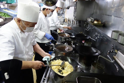 和洋中それぞれに、専門の料理人が担当している。