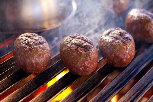 ハングリータイガーでは炭で焼くことを「チャコール」と呼ぶ。そして、炭火でハンバーグを焼く料理人は「チャコールマン」。