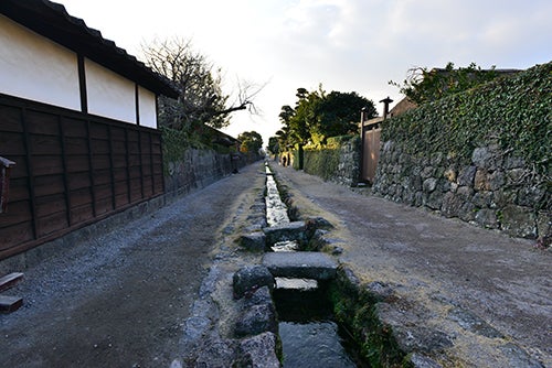 真ん中を細い水路が流れ、両脇に古い建物が並ぶ道