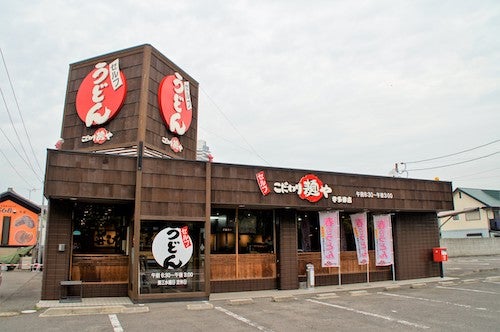 こだわり麺や 宇多津店。宇多津の町で盛んだった「塩づくり」の建物をコンセプトに。
