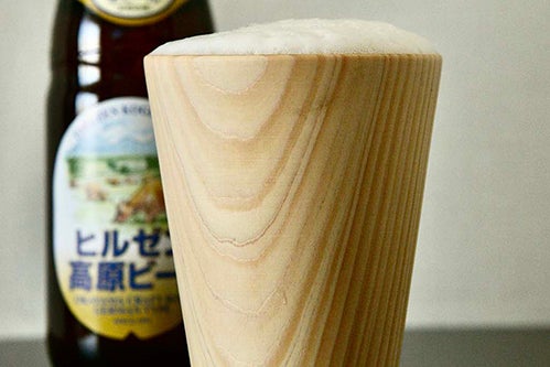 ビールが注がれた木のグラス