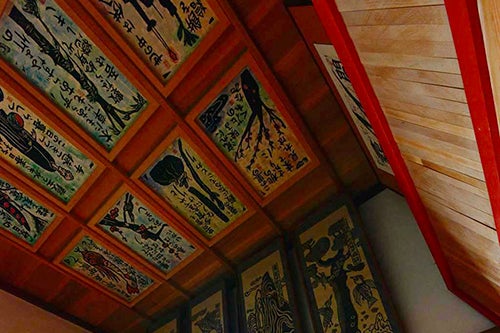 壁や天井にも版画が展示されている毎来寺