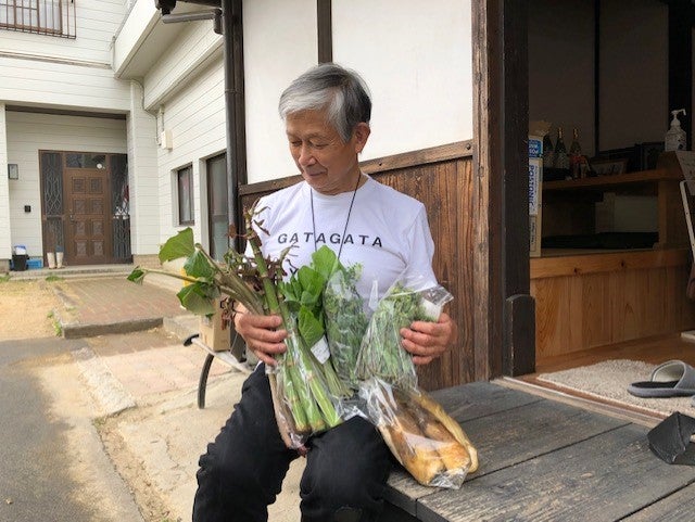 野菜を持つヤスクニさん