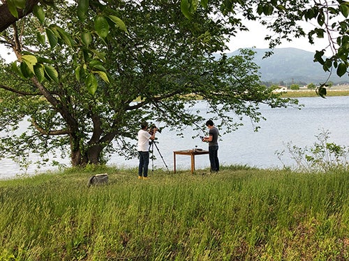 徳良湖の湖畔で撮影の準備をする様子