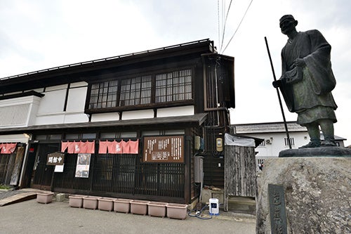 松尾芭蕉の銅像と資料館の外観
