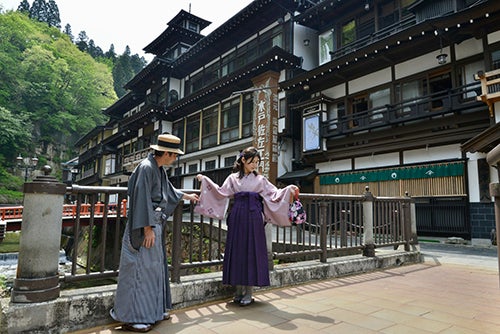 銀山温泉でレンタルした袴を着ている男女