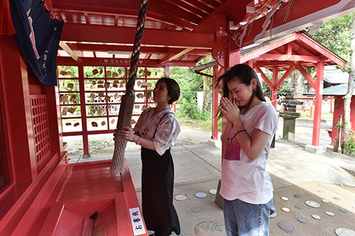 恋木神社を参拝する女性たち