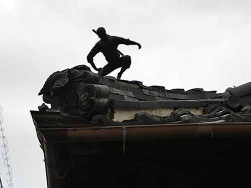 屋根の上に設置された小さい忍者の像