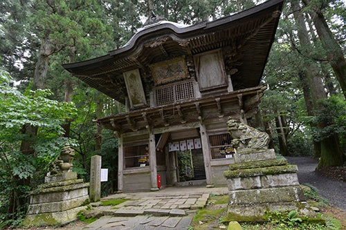 鷲子山上神社の楼門。