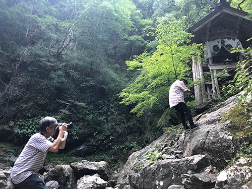天岩戸神社を撮影するヤスクニさん