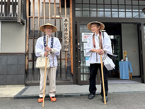 平賀源内記念館の前に立つ、平賀さんとヤスクニさん