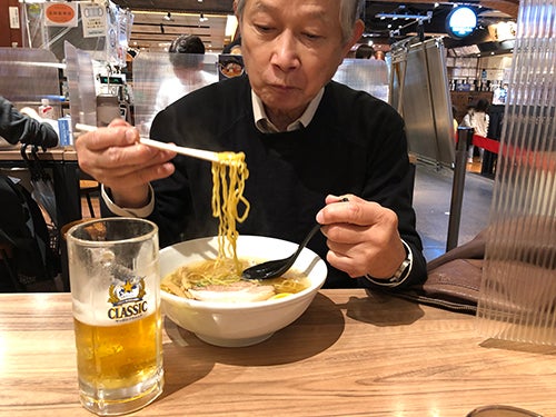 札幌ラーメンを食べるヤスクニさん