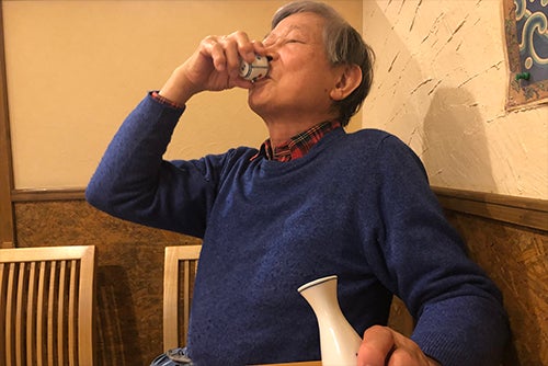 日本酒を飲むヤスクニさん